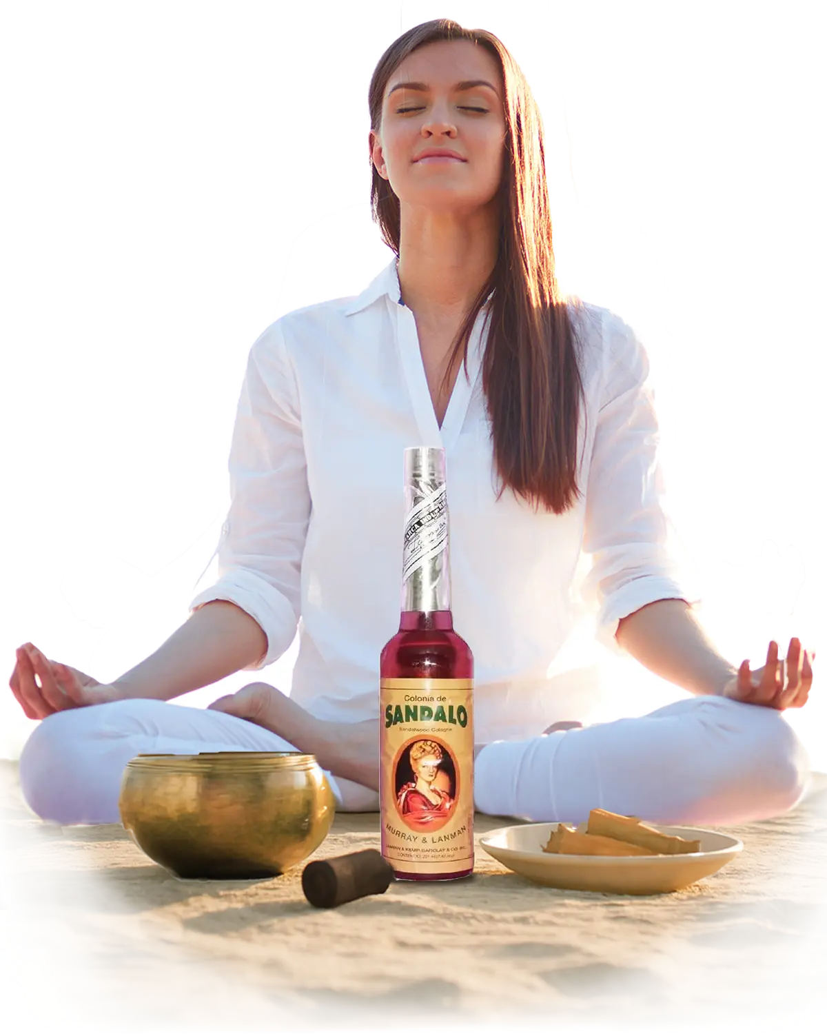 Femme méditant avec une bouteille d’Agua de Sándalo de la marque Murray & Lanman