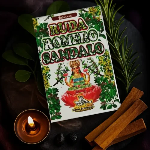 Savon ruda, romarin et sándalo entouré d’une lumière douce et palo santo